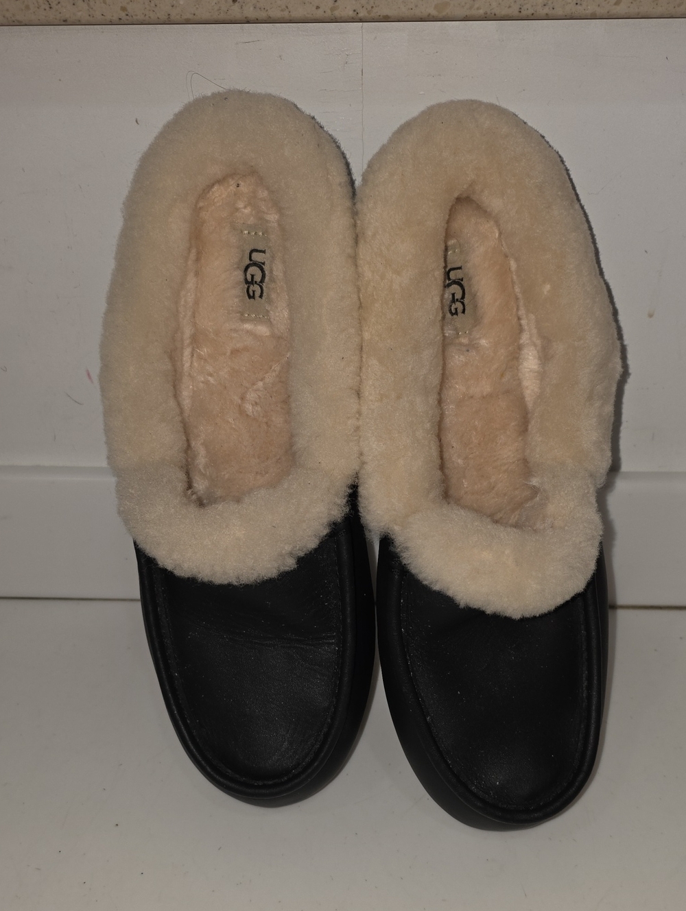 UGG EUC Ansley Black Leather Slippers with Cream Shearling Collar